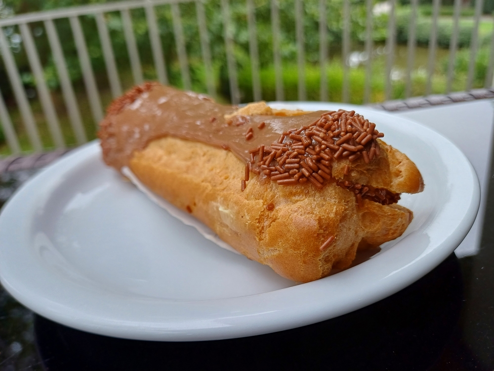 Ambachtelijke Éclairs Rijk Gevuld met Crème en Met Zorg Bereid