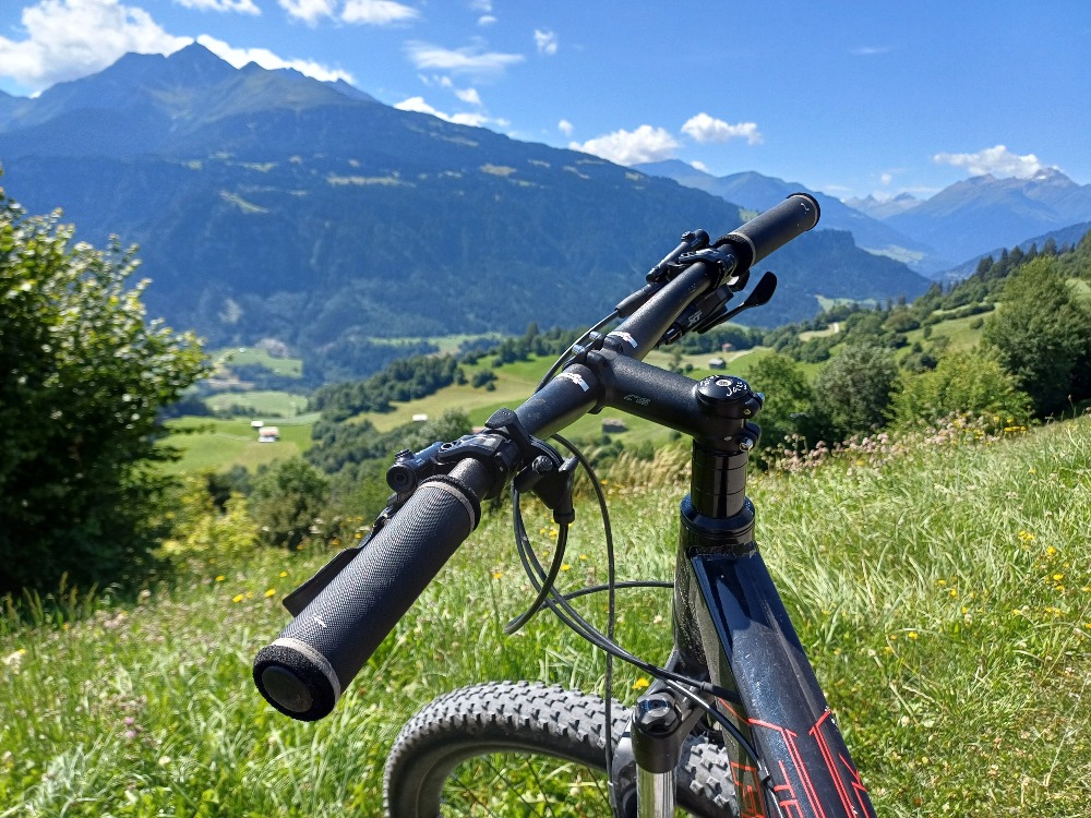 Mountainbiken door bergen, rust en puur geluk
